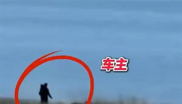 游客下车未拉手刹:轿车一路顺坡溜进赛里木湖