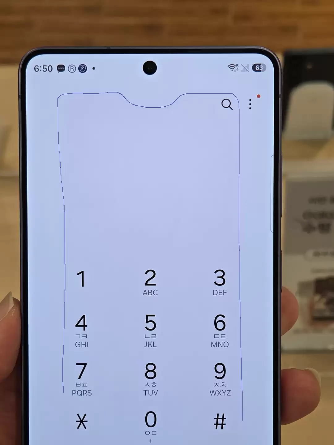 用户反馈三星Galaxy S26 Ultra手机中间屏幕泛红,外媒推测关联“隐私屏幕”机制
