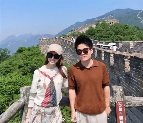 董宇辉晒与周杰伦合影 还同昆凌游览长城