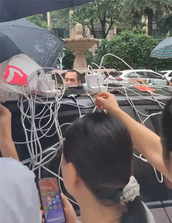 广西洪水致小区停电!比亚迪外放电立大功 车身插满手机充电器