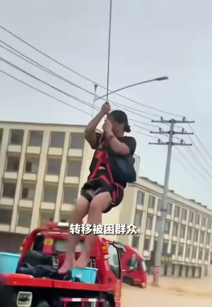 广西洪灾无人机破例吊运群众：原则上无人机不许吊人 但此刻人民大于原则