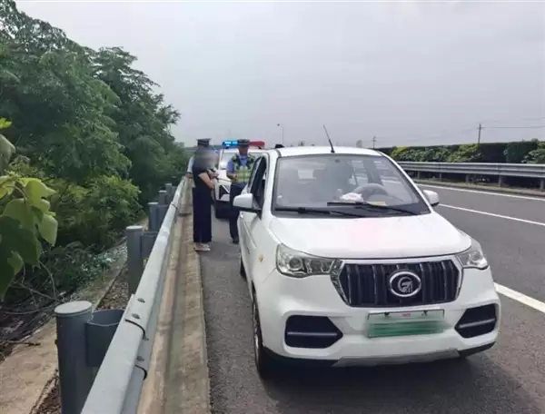 高速超车道惊现老头乐:跟随前车从ETC通道驶入