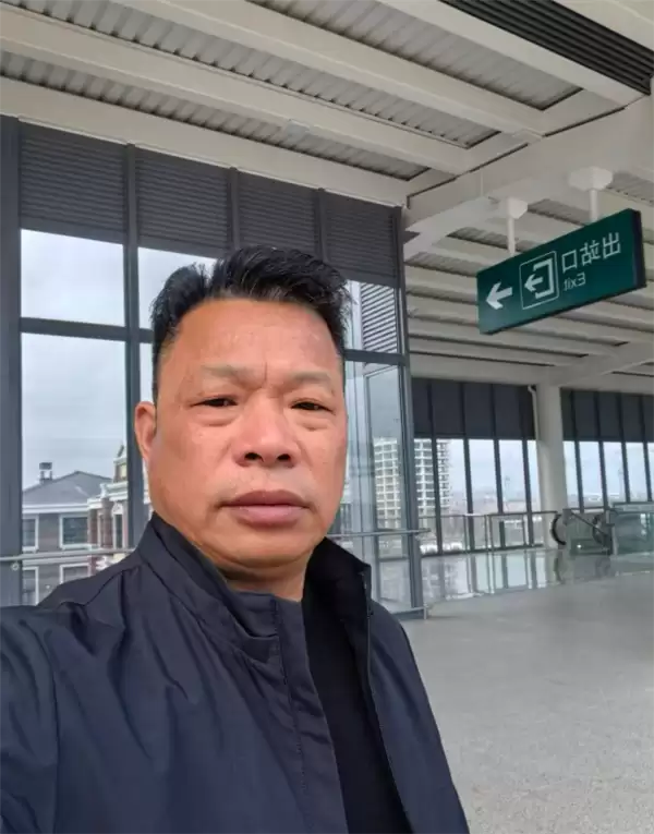 终于找到了!53岁理想车主回忆高速救下特斯拉女司机瞬间:当时根本顾不上害怕
