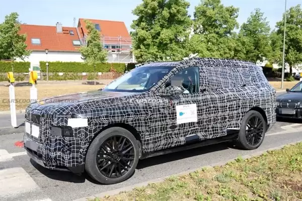 宝马首款纯电SUV iX7谍照曝光:翼片式门把手一碰就开 大屏还能玩游戏