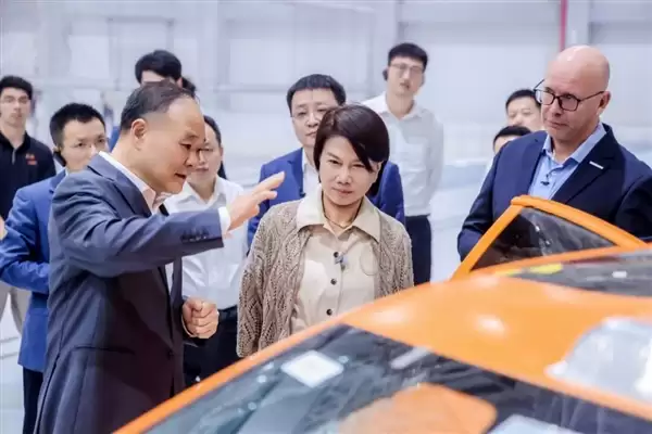 格力董事长董明珠到访吉利:李书福带队接待 双方签订合作协议