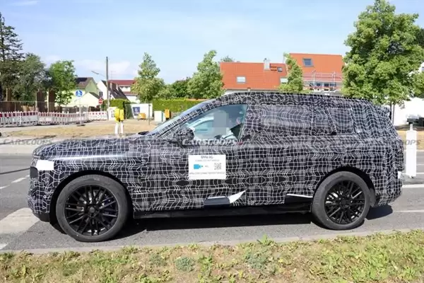 宝马首款纯电SUV iX7谍照曝光:翼片式门把手一碰就开 大屏还能玩游戏