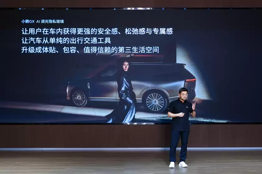 小鹏GX联合福耀玻璃攻克玻璃行业难题,业内最强AI调光隐私玻璃实现量产落地 小鹏GX联合福耀玻璃攻克玻璃行业难题,业内最强AI调光隐私玻璃实现量产落地
