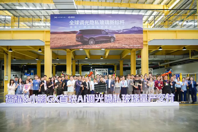 小鹏GX联合福耀玻璃攻克玻璃行业难题,业内最强AI调光隐私玻璃实现量产落地 小鹏GX联合福耀玻璃攻克玻璃行业难题,业内最强AI调光隐私玻璃实现量产落地