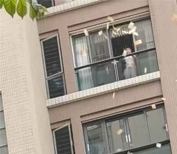 真钱!小区有人高空狂撒百万港币 路人争抢 警方呼吁要上交