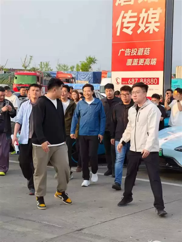 米粉欢迎雷军被造谣维权堵在车内!徐洁云:绝不会放任这种恶劣行径