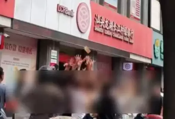 真钱!小区有人高空狂撒百万港币 路人争抢 警方呼吁要上交