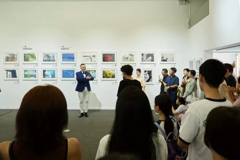 公益摄影双个展《看见的方式》在京开幕 聚焦青少年心理健康与艺术疗愈 公益摄影双个展《看见的方式》在京开幕 聚焦青少年心理健康与艺术疗愈