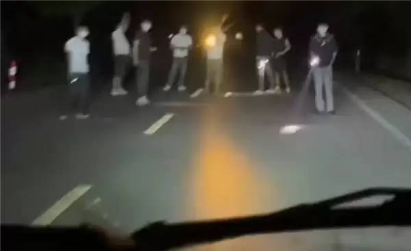 已刑拘!广西一地多名男子持手电筒拦车 当地人员:他们想当路霸