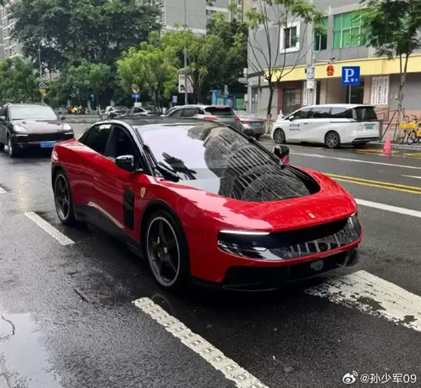 售价398.8万!法拉利首款纯电动车luce国内现身