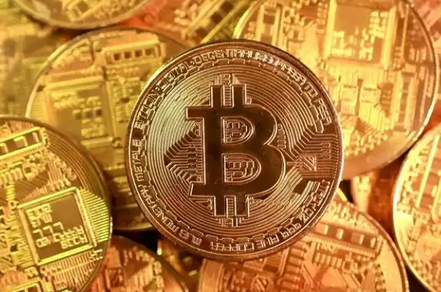 Eric Balchunas分析比特币ETF与黄金ETF走势对比