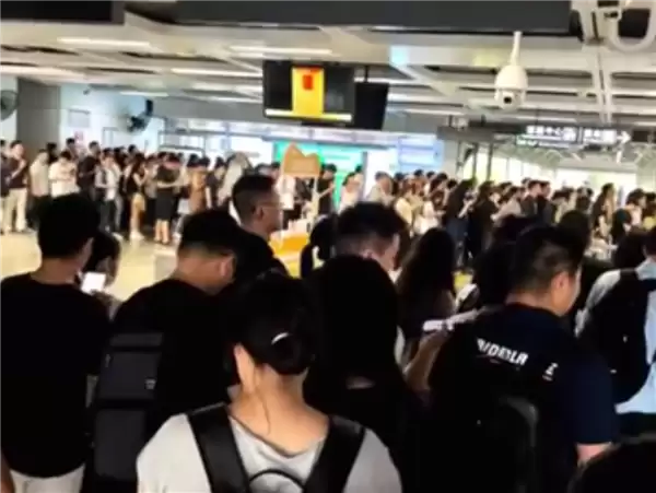 单日客流942万人次、排队近百米:深圳地铁落实安检全覆盖引热议