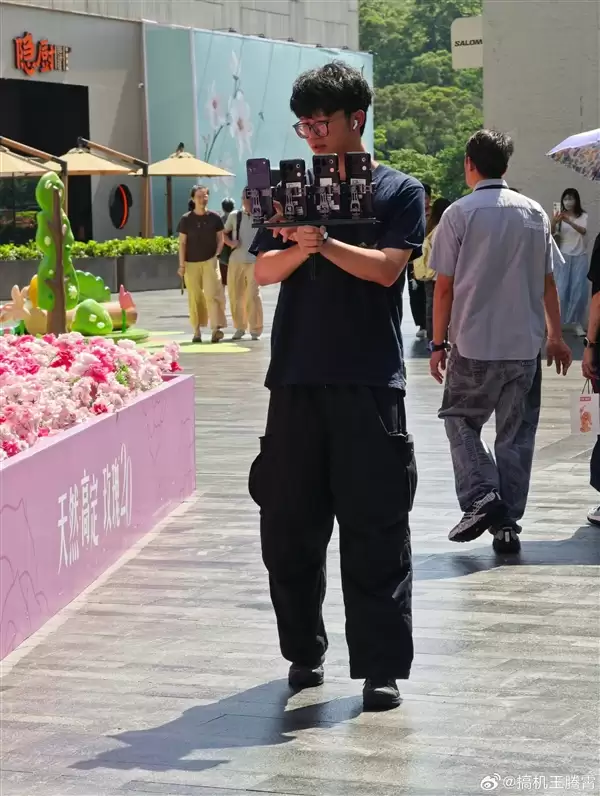 OPPO Find X10真机偷跑:横向大矩阵镜组 全系统一采用四摄方案