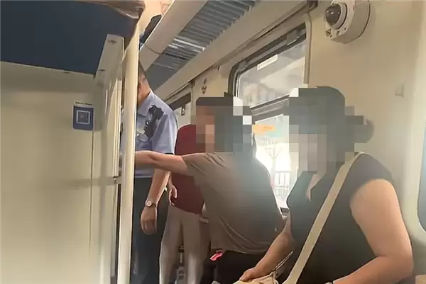 上铺的行李能不能放到下铺床下 网友：应该先到先得 12306回应