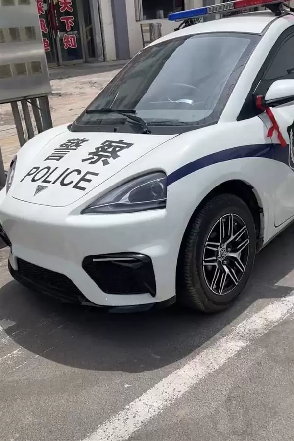 网友拍到倒三轮电摩警车直言太拉风！官方：可上牌 专用于巡逻