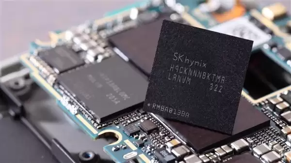SK海力士3D堆叠DRAM杀到！手机端侧AI不再画饼：带宽飙升、延迟砍半