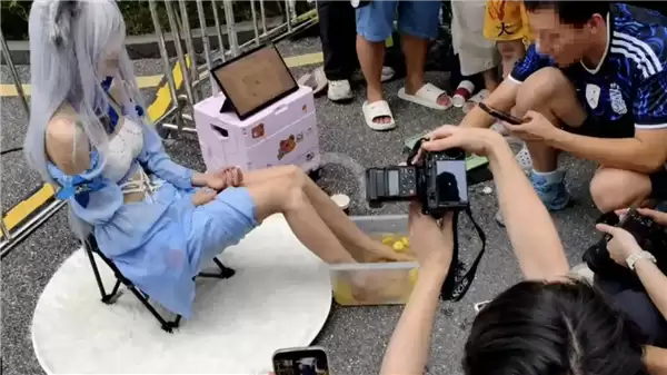广州漫展外多名Coser摆摊售卖泡脚水 50元一杯引热议:官方坚决禁止此类低俗行为