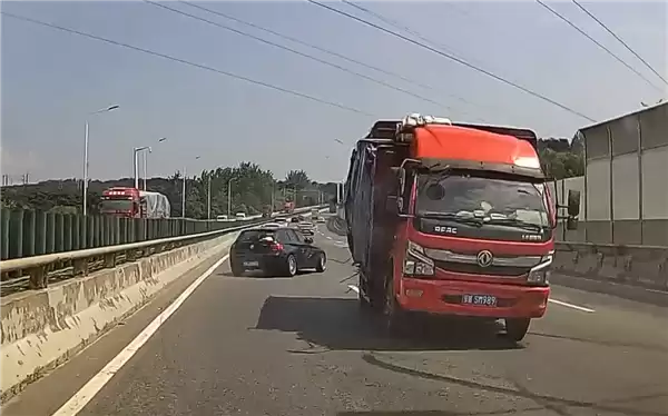 货车为躲避前车失控原地掉头 宝马轿车极限躲避擦肩而过