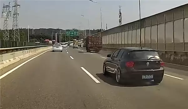 货车为躲避前车失控原地掉头 宝马轿车极限躲避擦肩而过