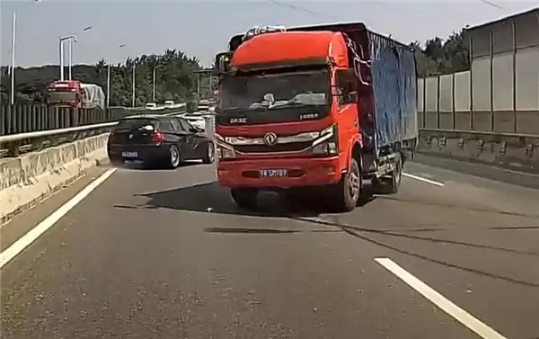 货车为躲避前车失控原地掉头 宝马轿车极限躲避擦肩而过