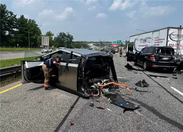美国搬家卡车失控连撞十多辆车：一特斯拉Cybertruck被拦腰截断