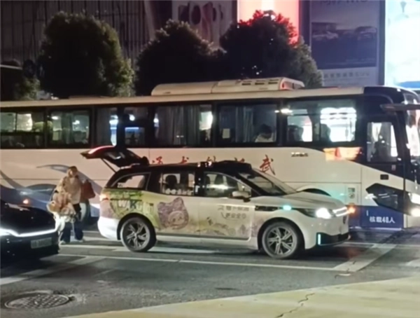 多辆萝卜快跑车辆停在路中间不能移动，武汉交警通报称系统故障所致