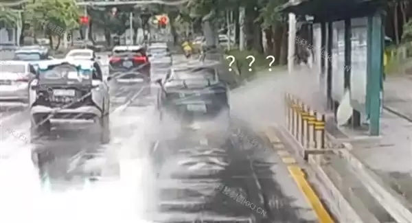 司机雨天不减速行驶溅湿路人 行人当场报警 交警开出500元罚单