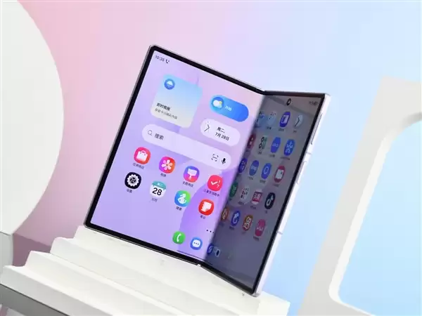 三星Galaxy Z Fold8上手:六年首次换形态 阔折叠体验大不一样