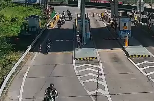 10台摩托车组团冲卡上高速1人死亡 网友:又为禁摩出力