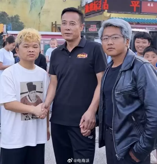 网红小马云现身横店大型晚宴:西装革履 频频举杯丝毫不怯场
